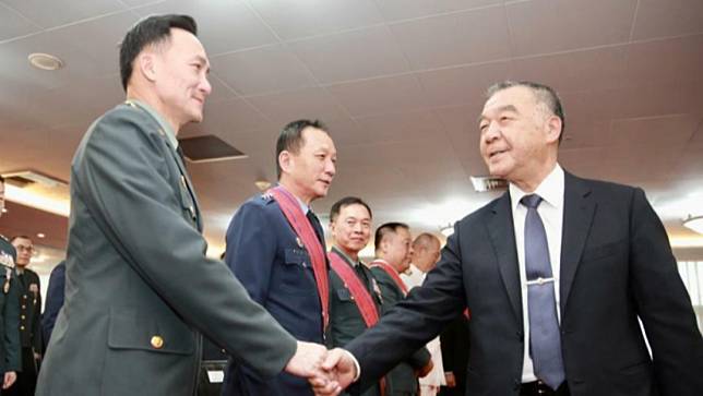 國防部於2024.5.17歡送部長邱國正，邱國正與受勳獲獎人員一一握手。軍聞社