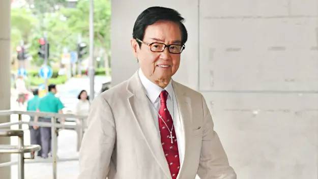    ▲香港資深影人，憑藉《開心鬼》廣為人知的黃百鳴涉入股票內線交易案，遭控匯款指示妹妹大量買進公司股票。（圖／翻攝自微博）  