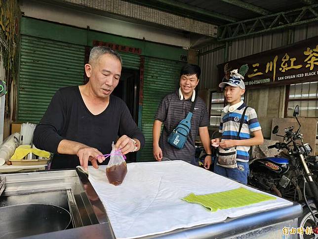 國中生「阿家」(右)與「小莊」(中)今天去三川紅茶，看到施姓老闆生意忙翻。(記者劉曉欣攝)