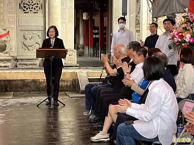 總統蔡英文今(30)日在褒忠亭義民廟前致詞時強調，會持續強化對客家文化的建設，讓客家文化一代傳一代，永遠是台灣文化的主流。 (記者廖雪茹攝)