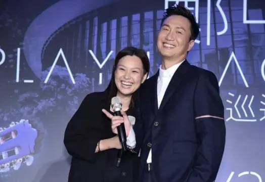▲香港藝人鄭中基（左）與妻子余思敏（右）日前傳出婚變，近日因再因鄭中基只願每月給8000元港元（約新台幣3.3萬元）作為贍養費，引發余思敏不滿提告。（圖／記者林柏年）