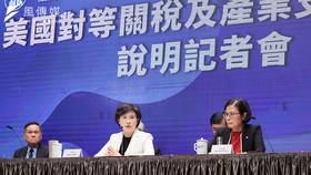針對美國對等關稅相關議題及產業支持方案，日前行政院副院長鄭麗君（中）率團隊開記者會說明。（柯承惠攝）