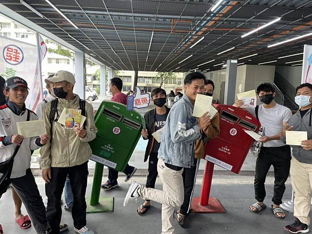 嘉南藥理大學外籍生跨海訴思母情，紛紛在自己設計的卡片上親手寫上「媽媽我愛您」。　 （記者張淑娟攝）