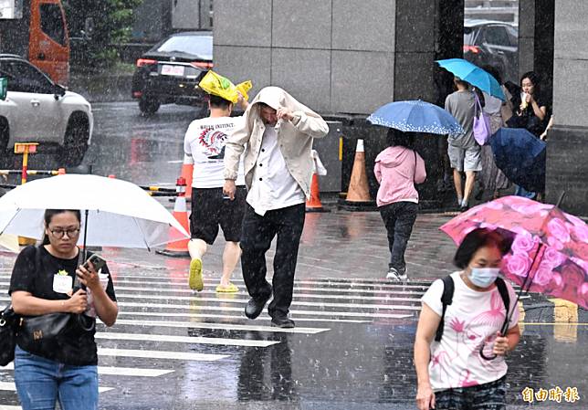 週二(10日)受低氣壓影響，迎風面水氣偏多，北部、東北部地區降雨機率高。(資料照)