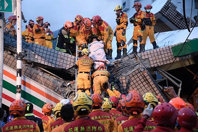 臺東池上發生強震，連同影響花蓮地區造成損傷，消防團隊立即出動救災。（圖／花蓮縣政府提供）