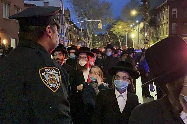 美國紐約市布魯克林的極端正統派猶太教徒群聚參加喪禮（AP）
