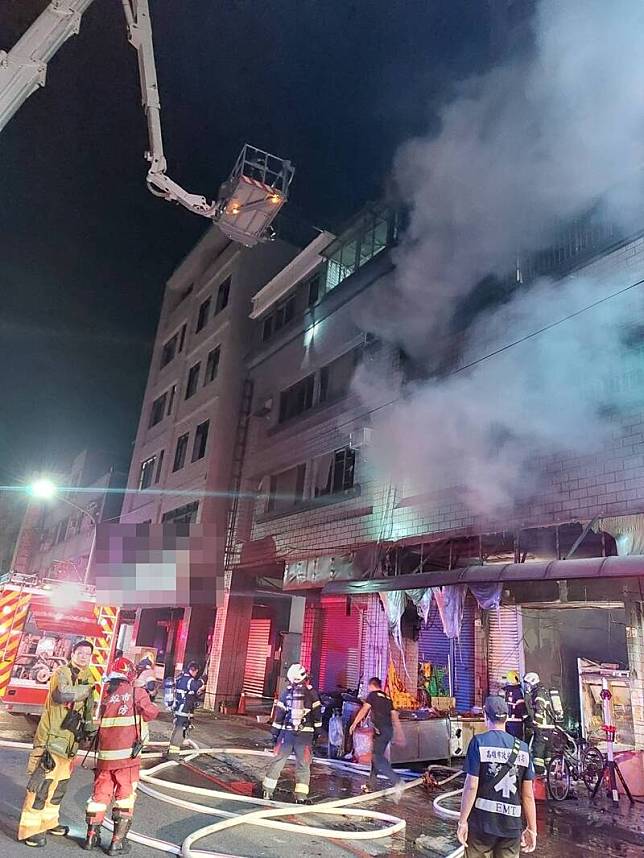 高雄市三民區鼎中路一棟建物發生火警。(讀者提供)