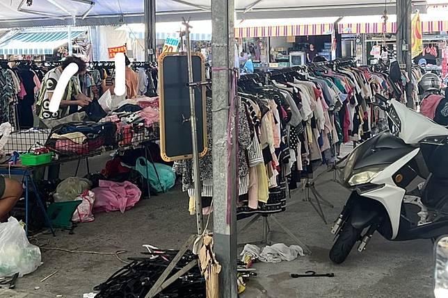 民眾貼文質疑，菜市場很多一件30元、50元的服飾類，很多都是舊衣回收車，或者往生者穿過，清洗後再拿來賣。畫面翻攝threads youfei_oh