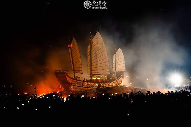 三年一度的東港迎王祭10月5日清晨在海邊舉行燒王船儀式。（東港東隆宮fb）