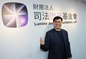 司法微光基金會27日下午舉行成立記者會，盼推動司 法制度改革與冤案救援工作，董事長由前最高法院法 官、律師錢建榮（圖）出任。 中央社記者郭日曉攝　115年3月27日