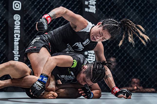 Angela Lee punches Xiong Jingnan. Photo: One Championship