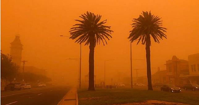 放眼望去一片紅　澳洲西北部小鎮受沙塵暴摧殘