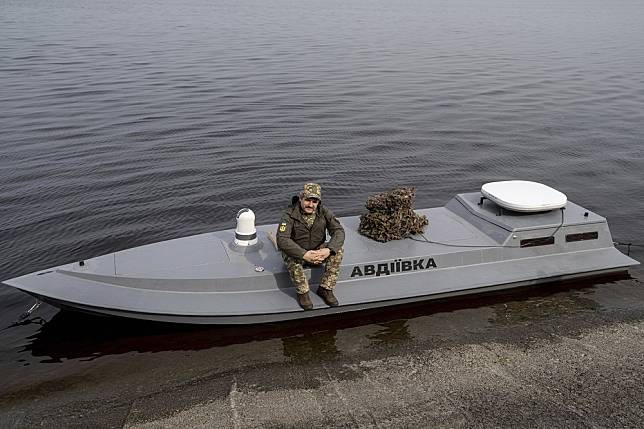 盧卡西耶維奇今年3月坐在無人艦艇「海上寶貝」上。烏軍無人艦艇的表現，證明其嚇退巨大軍艦的實力。（美聯社）