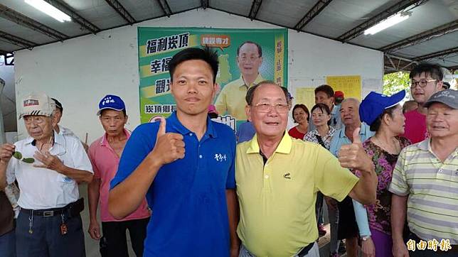 兩年前廖國富(左)在補選後至曾輝地的競總向其恭賀。(記者陳彥廷攝)