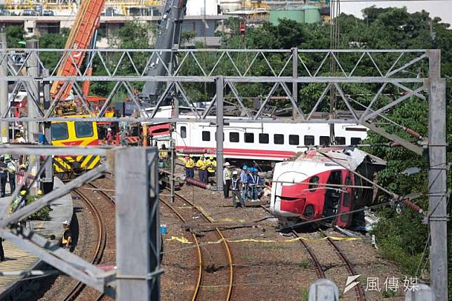 台鐵普悠瑪列車10月21日下午在宜蘭縣蘇澳鎮發生翻覆出軌意外，造成重大傷亡。圖為事故現場新馬車站。（顏麟宇攝） 