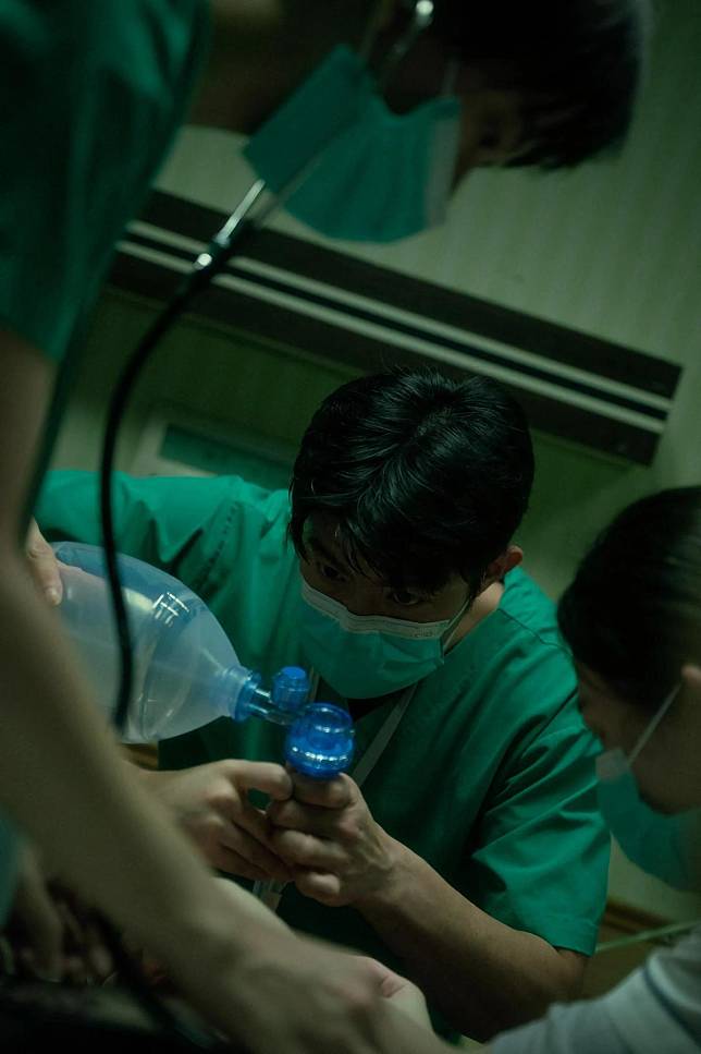 王柏傑在片中飾演胸腔外科醫師。（CatchPlay提供）