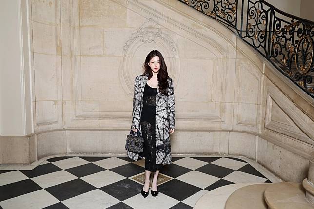 Dior品牌大使韓韶禧身穿 Dior 2024 春夏系列印花外套，搭配黑色針織上衣和裙子作為嘉賓出席