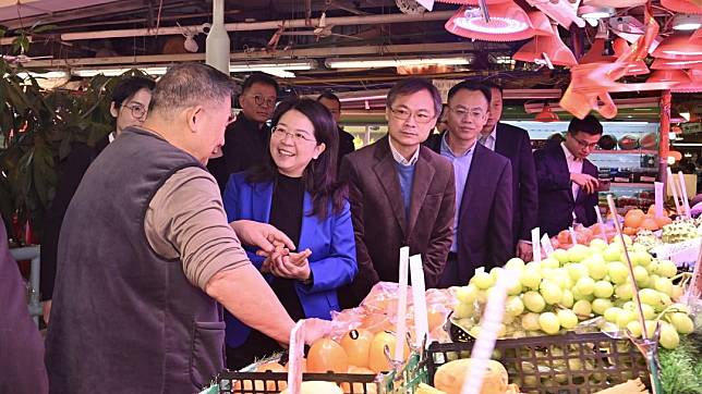 李娜（左二）到保安道街市了解鮮活食品供應情況