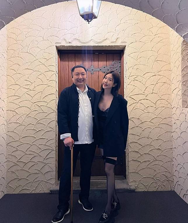 邱士楷（左）2022年與小17歲的Ariel（右）登記結婚。（翻攝arielcheung_ IG）