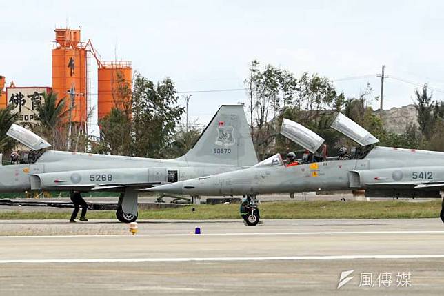 台東志航基地F-5戰機（左為E型、右為F型）失事事件，引發外界對其機齡、使用年限等的關注。圖非當事戰鬥機。（資料照，蘇仲泓攝）