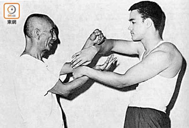 武打巨星李小龍(右)曾拜師葉問(左)學習詠春拳。