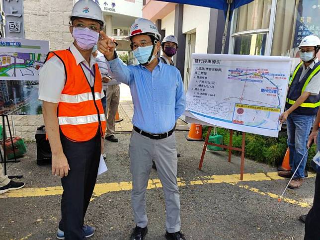 ▲林欽榮表示，大順路開挖施工不影響沿線雨豆樹，後續箱涵維護時也不佔用車道。（圖／高市府捷運局提供）
