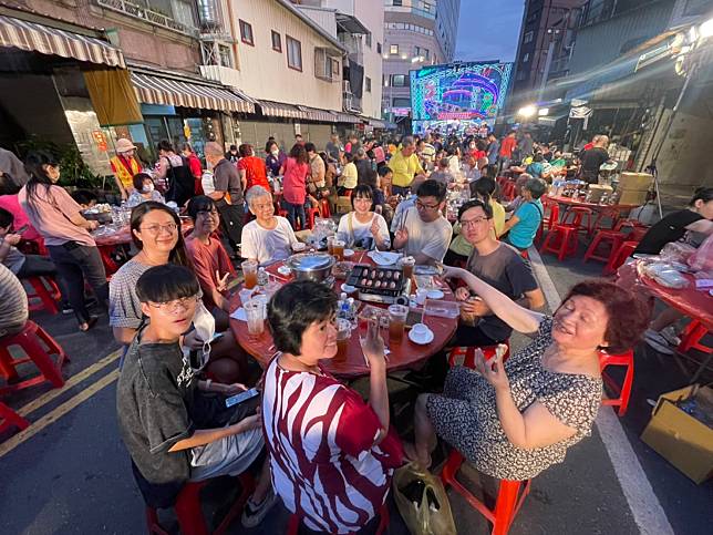 北華里在鴨母寮市場封街烤肉。（記者陳俊文攝）