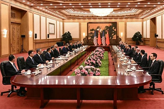 中國國家主席習近平與美國總統川普14日率中美官員在北京人民大會堂會談，桌前均為男性。（法新社）