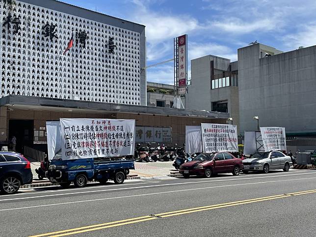 陳ＸＸ欠錢的車子固定停在台銀前面，被票選為府城ＮＰＣ第一名。 （記者陳俊文攝）