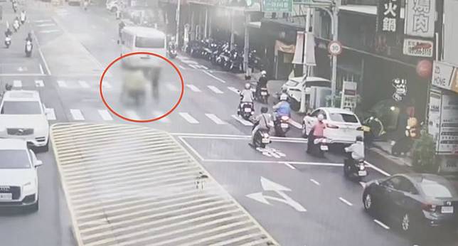 雙方在馬路上爆發肢體衝突。翻攝畫面