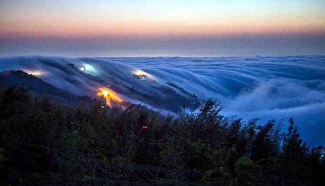 南投縣鹿谷鄉大崙山因天氣變化劇烈，驚現「衝浪式」的浪濤雲瀑與漩渦般奇景。(記者謝介裕翻攝)