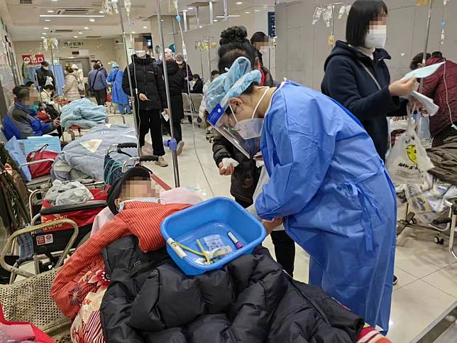 中國疫情再爆發，醫療系統面臨崩潰。圖為上海仁濟醫院急診室。   圖：翻攝自澎湃新聞（資料照）