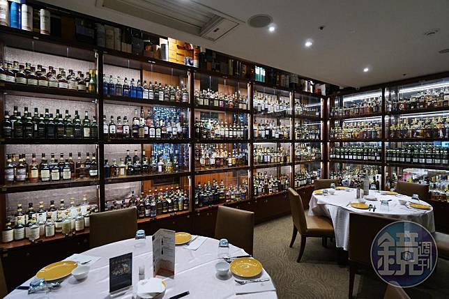 「古華薈泰式料理暨酒吧」收藏了超過1,500瓶威士忌，一字排開，氣勢驚人，而且每瓶都能開來喝。