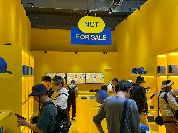 2025大阪世博會烏克蘭展覽館的Not For Sale 牌子代表民主自由價值無法出賣。(鄭仲嵐 攝影)