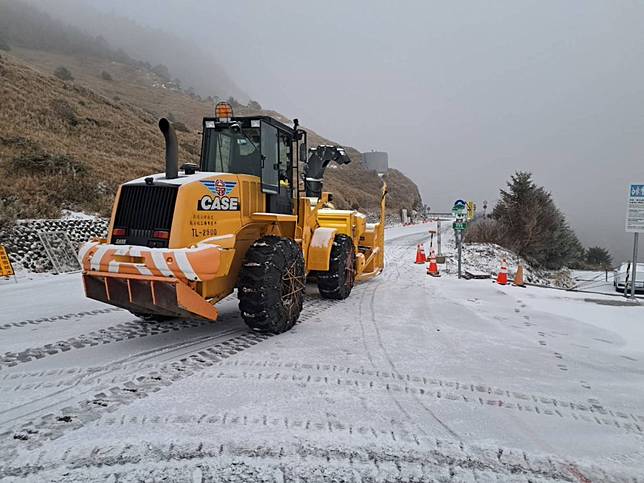 低溫特報範圍擴大，17縣市氣溫下探10度，合歡山11日凌晨陸續下雪，積雪約2、3公分，公路局出動鏟雪車。（林業及自然保育署南投分署提供）