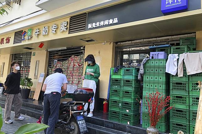 隨著疫情，上海店家必須配合暫停實體營業。（美聯社）