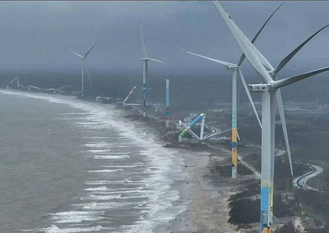 海南島文昌市木蘭灣沿海的風力發電場，有多部風力發電機組遭強風吹到攔腰折斷。(圖擷取自微博)