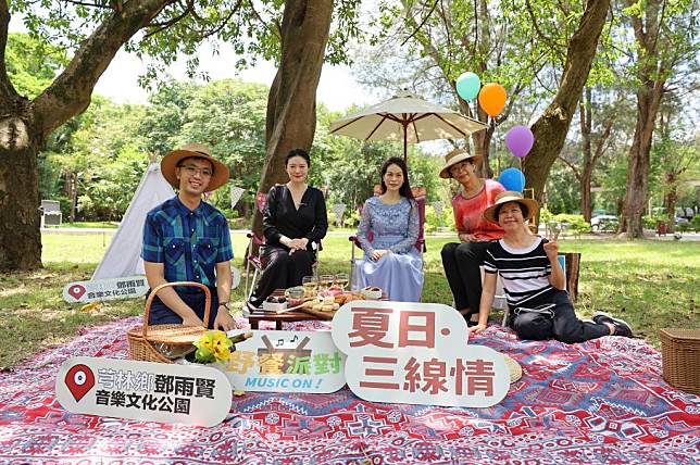 鄧雨賢紀念音樂會以「夏日˙三線情」為主軸，鄧雨賢後代和音樂家共同體驗野餐Fu。(記者彭新茹攝)