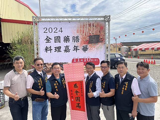 雲林縣書香關懷協會為大眾補嘴空，十日斗南六房媽紅壇藥膳嘉年華免費嚐。（記者陳正芬攝）