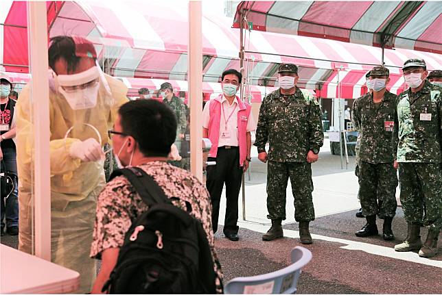 徐執行官由黃副院長陪同，了解採檢狀況。（軍聞社記者呂尚俞攝）