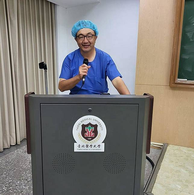 陳柏旭於25日因病過世，享年55歲。他是首位發明「超音波導引注射」的台灣醫師，拯救許多人的下背痛問題，被尊稱為「疼痛大師」。(圖/翻攝自Carl Chen臉書)