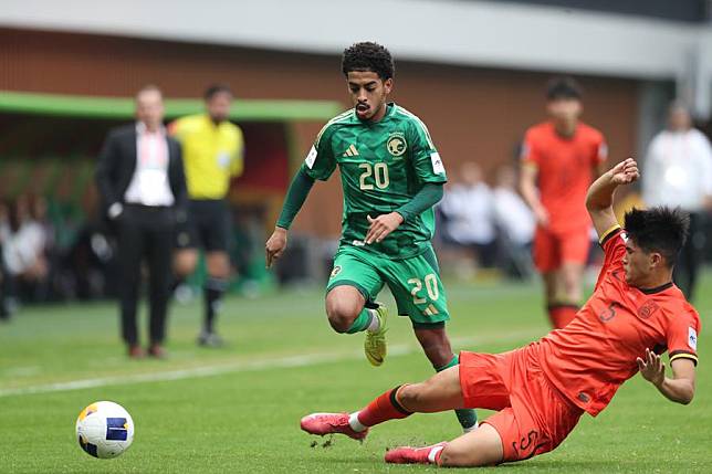 Peng Xiao of China &reg; vies with Abdulmalik Alharbi of Saudi Arabia during their quarterfinal at the AFC U20 Asian Cup in Shenzhen, south China's Guangdong Province, on Feb. 22, 2025. (Xinhua/Li Xulun)