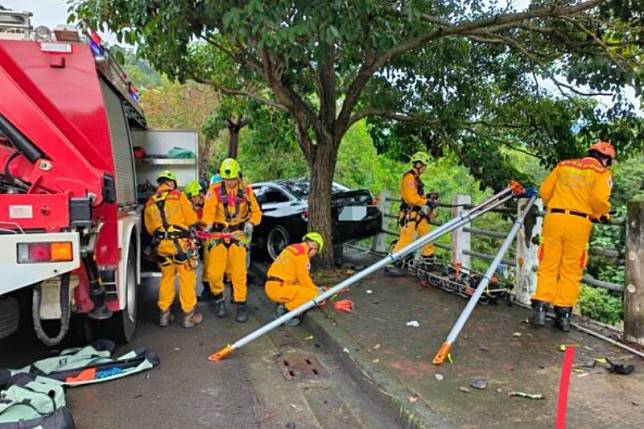 台中假牙商總監駕駛BMW跑車行經東山路二段時跨越雙黃線，撞死一名19歲楊姓女騎士。（圖／翻攝自記者報料網）