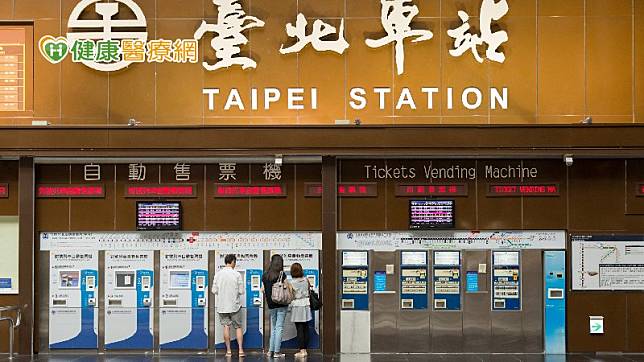 台北車站開放打疫苗送百元禮券，造成人潮擁擠，台北市衛生局特此加開門診施打。