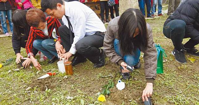 新北市辦環保樹葬　飼主泛淚憶愛寵