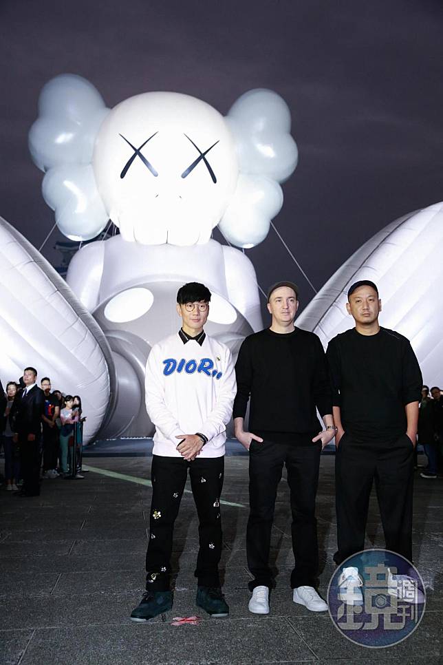 林俊傑（左起）與藝術家KAWS、策展人SK Lam一同出席開幕點燈儀式。