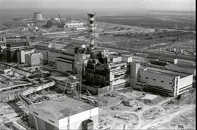 烏克蘭車諾比核電廠1986年4月26日發生爆炸引發大火，放射性物質擴散到歐洲上空。美聯社