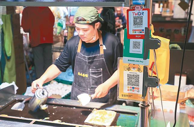 衛福部食藥署昨修正「食品良好衛生規範準則」，其中要業者處理食物手部不能同時或持續接觸金錢等汙染物，限期未改善可罰六萬元到二億元，圖為饒河夜市內使用電子支付的攤商。記者余承翰／攝影