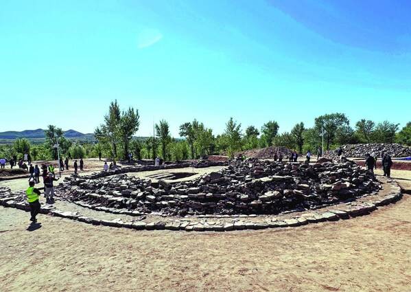 The round rubble mound tomb of the Yuanbaoshan archaeological site in Aohan Banner of Chifeng, Inner Mongolia autonomous region, is found during a four-month salvage excavation earlier this year. FANG AIQING/CHINA DAILY