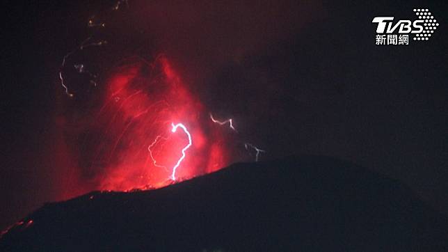 印尼伊布火山於當地時間6日，竟在一天內連續爆發3次。（圖／達志影像美聯社）